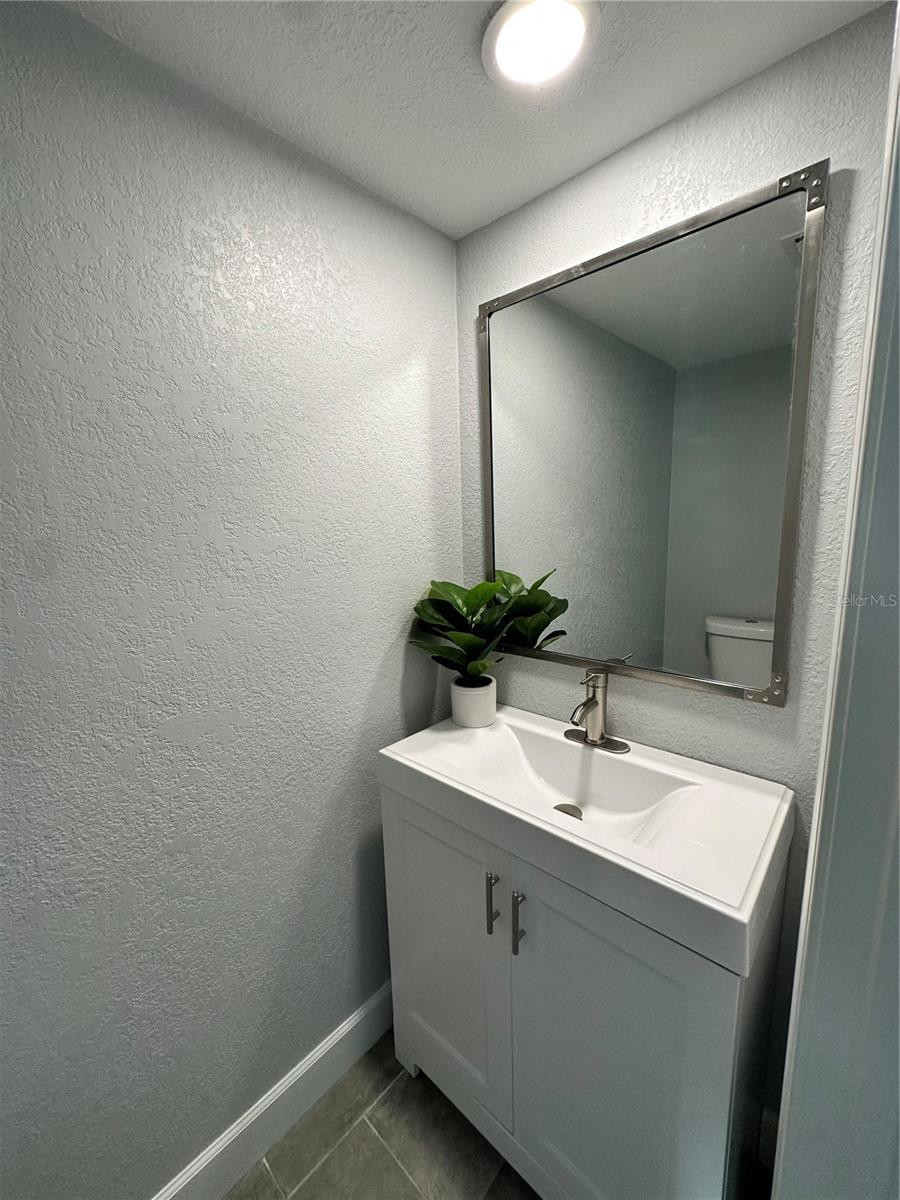 1st floor 1/2 bath