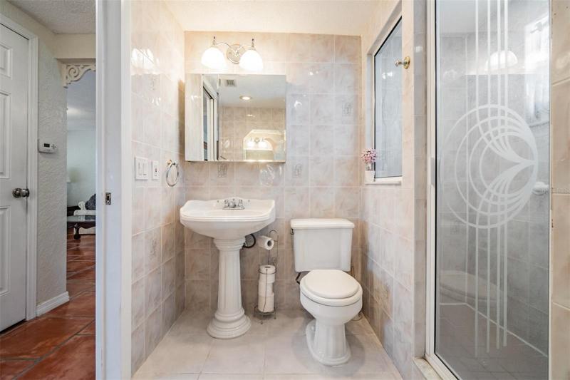 Main Bathroom with shower