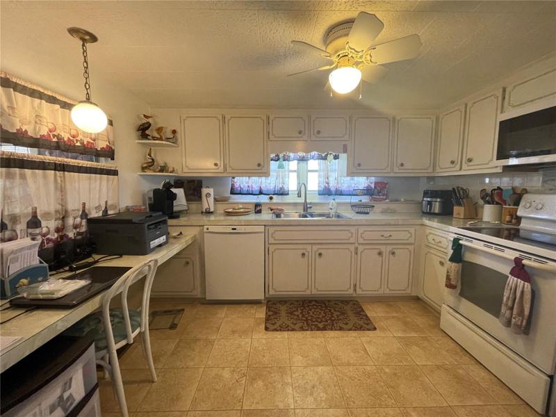 Kitchen w/updated appliances