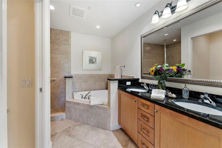 master bath, dual sinks, garden tub