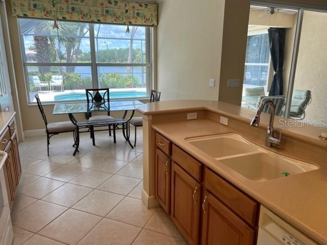 Kitchen to eat-in &amp; pool &amp; lake