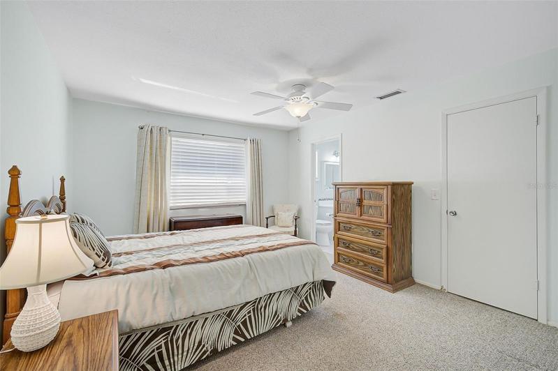 Main bedroom with walkin closet