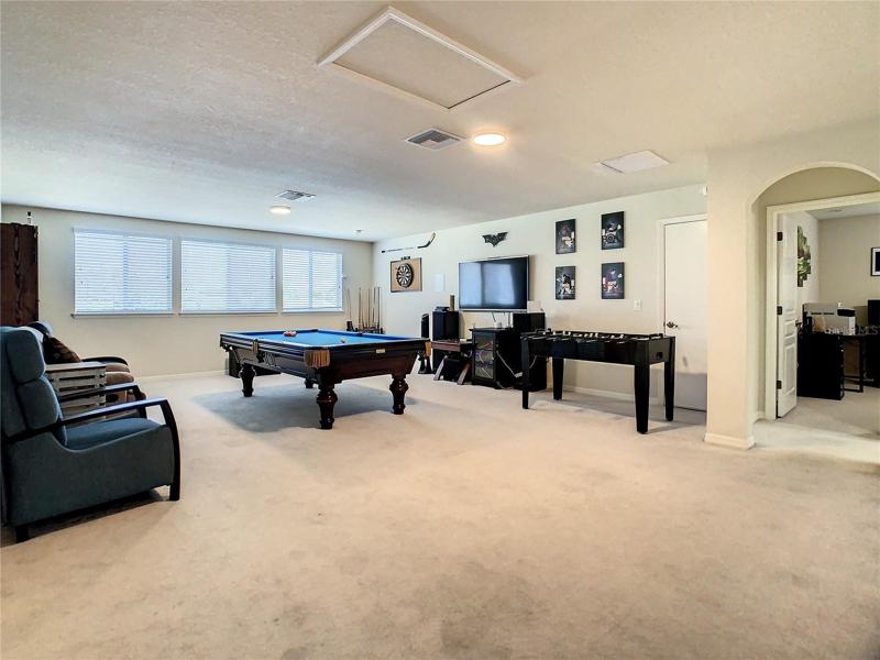 Large upstairs bonus room
