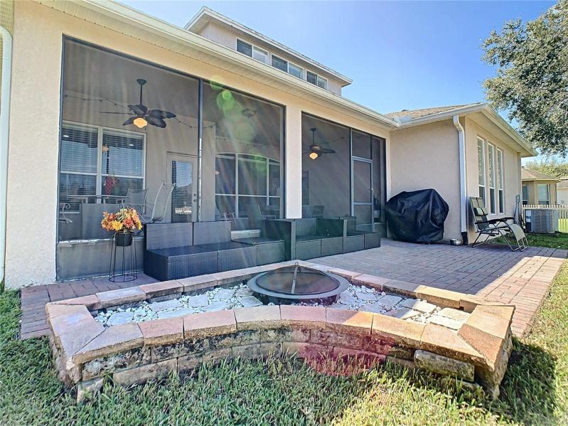 Built-in planter/fire pit