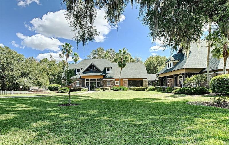 Clubhouse camus