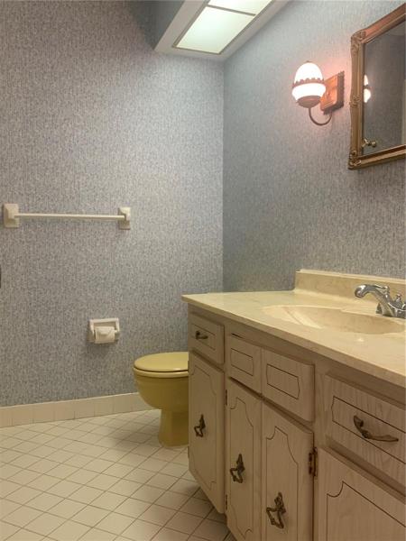 Second Bathroom with bathtub!