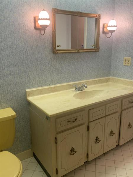 Second Bathroom with bathtub!