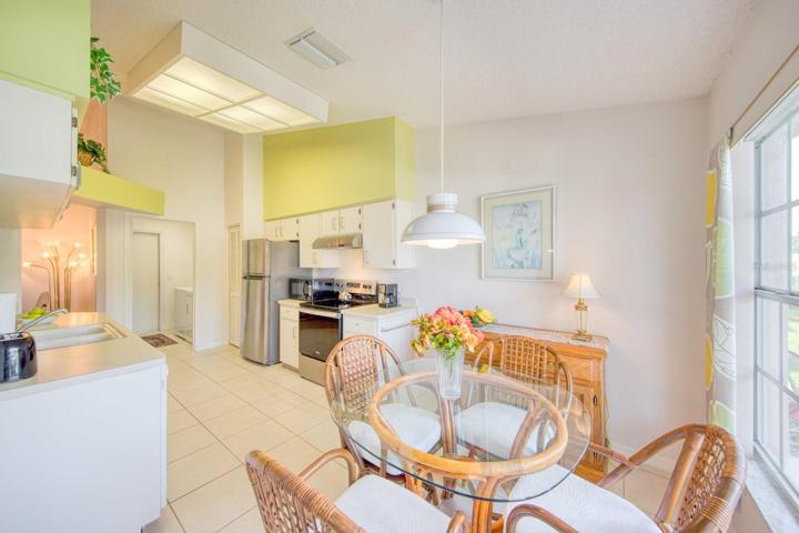 Sunny window casual dining in the kitchen~