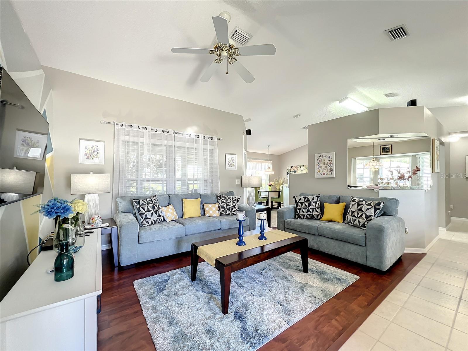Living Room with a view to the breakfast area