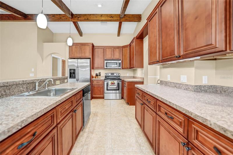 BEAUTIFUL KITCHEN AREA WITH SOFT CLOSE DRAWERS AND CABINETS