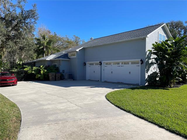 oversized 3 car garage with heat/air Cond.