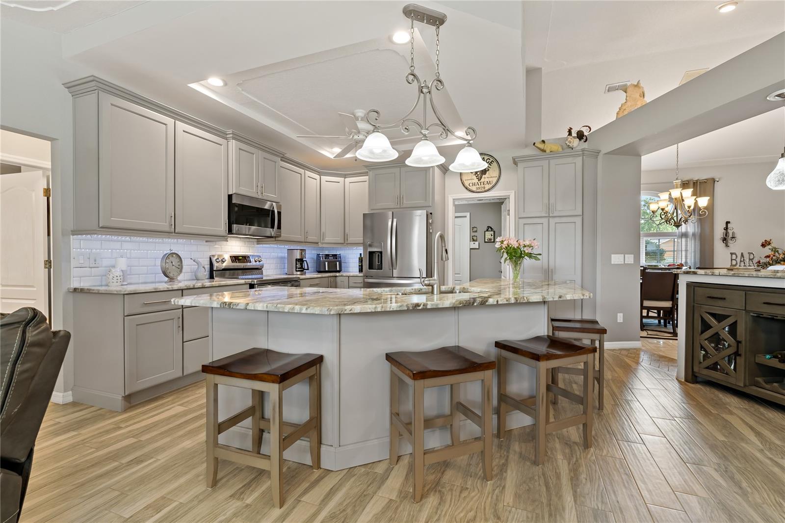 Kitchen and Breakfast Bar