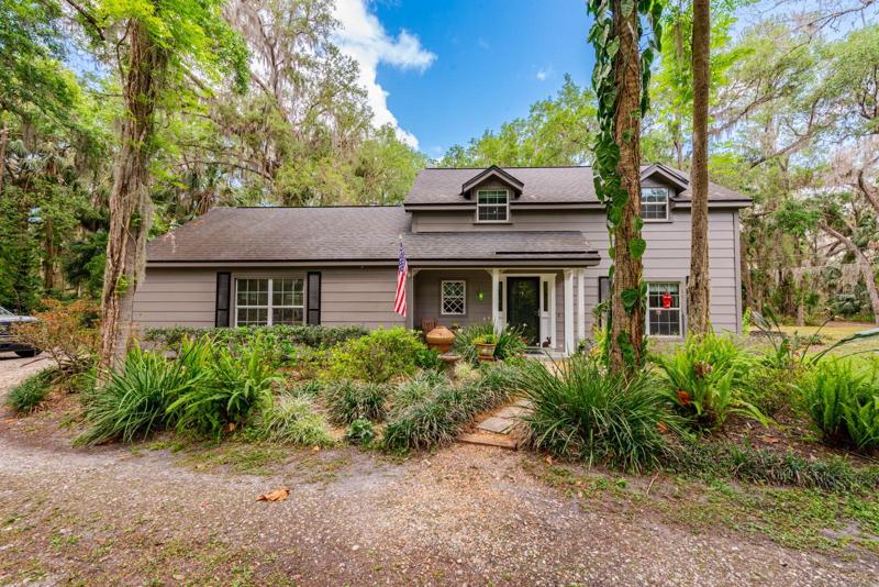 Bring your HORSES, BOAT, RV and more and live among the trees on this gorgeous 2+ ACRE property with St Johns River/Lake Monroe access, a barn with fully equipped tack room - secluded and quiet but with every convenience just minutes away!