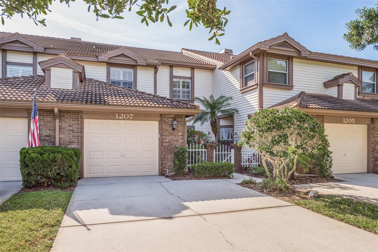 Beautifully-updated 3 bedroom 2.5 bathroom condo in East Lake Woodlands!