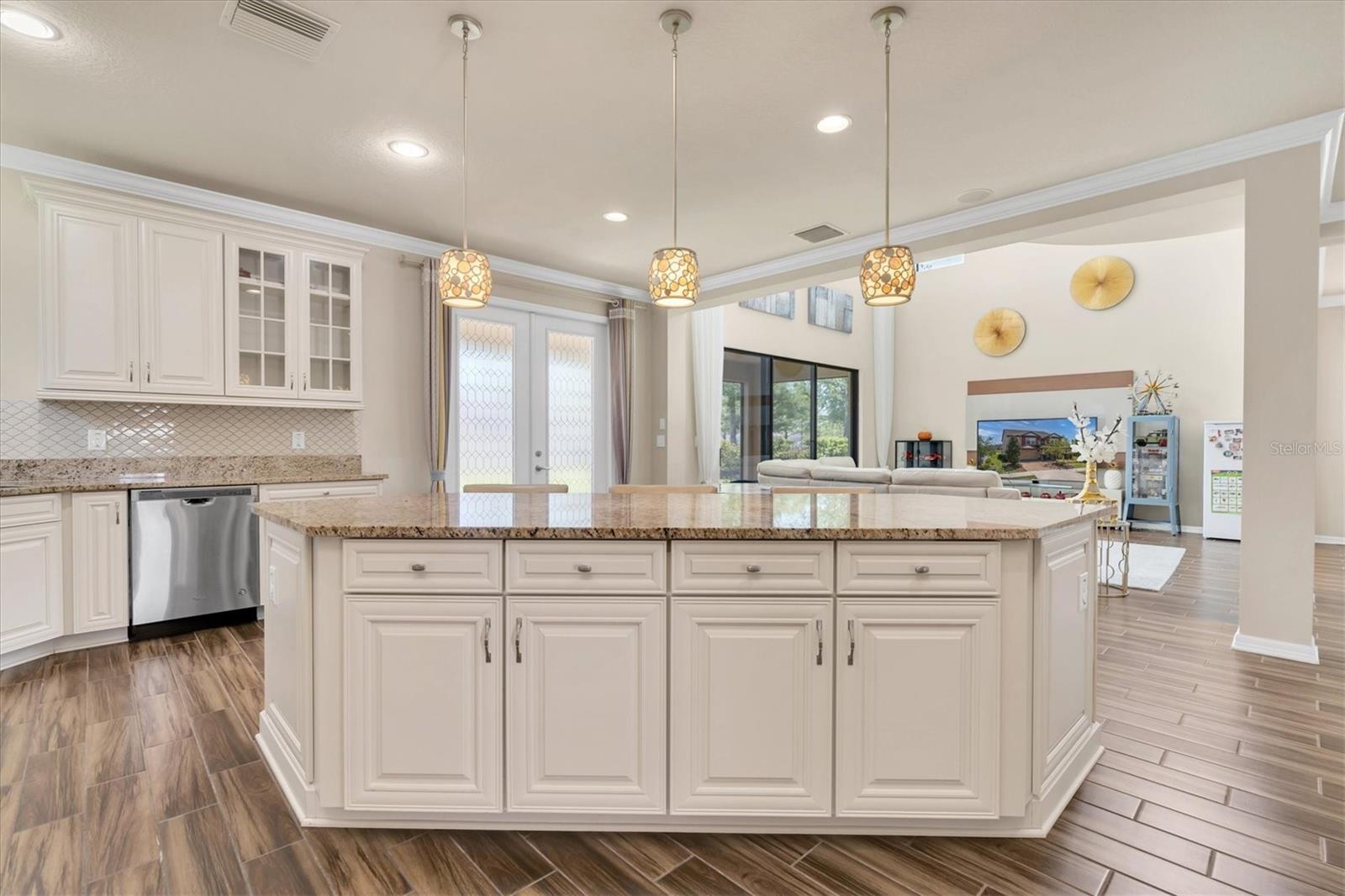 A LARGE ISLAND PROVIDES ADDITIONAL SEATING AND STORAGE