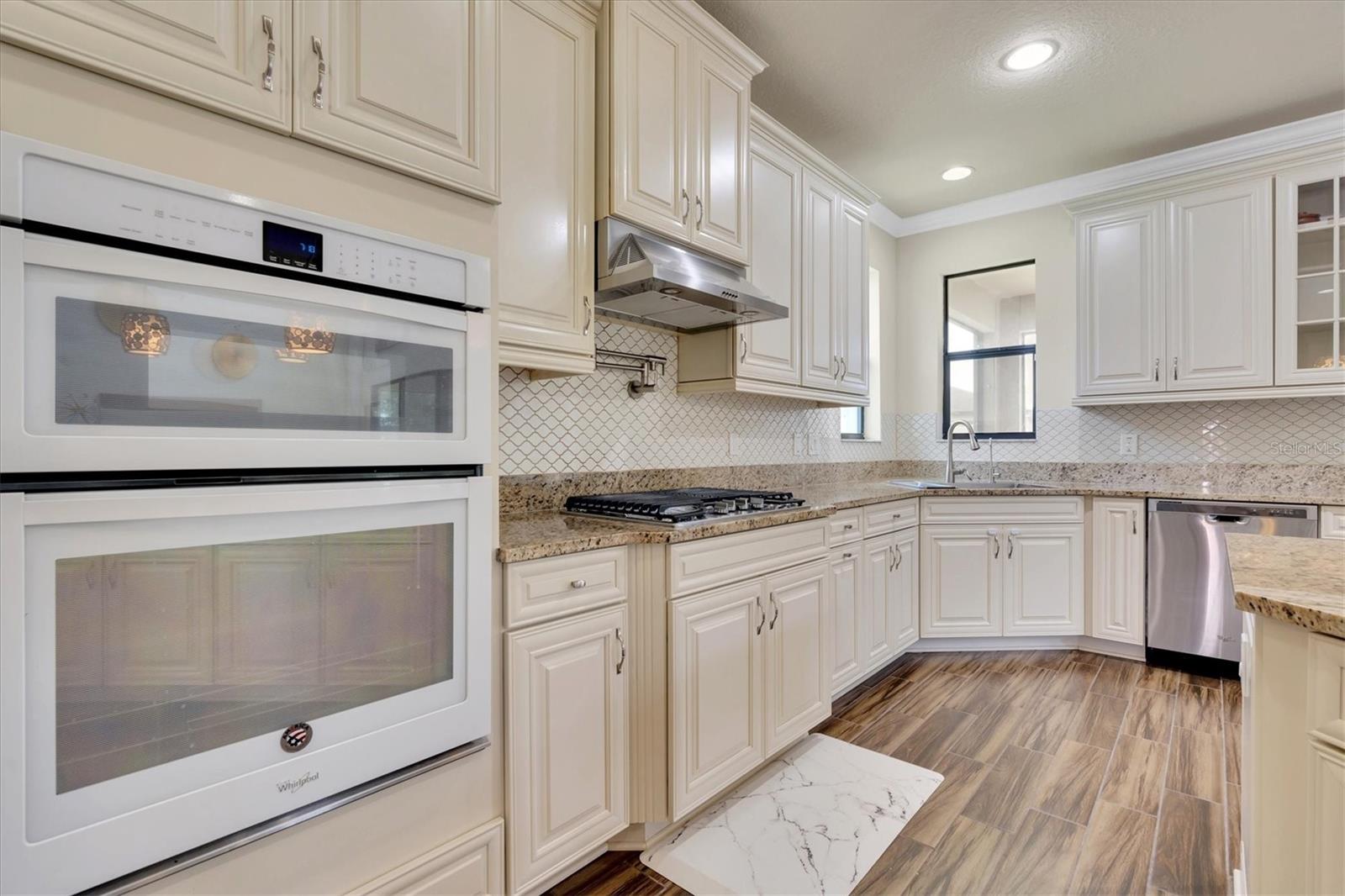 PLENTY OF CABINETS AND DRAWER SPACE 
