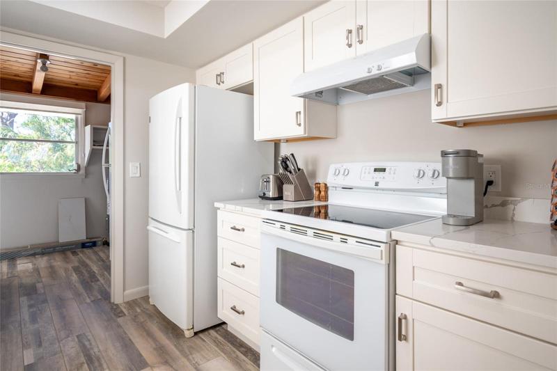 Fully stocked kitchen!
