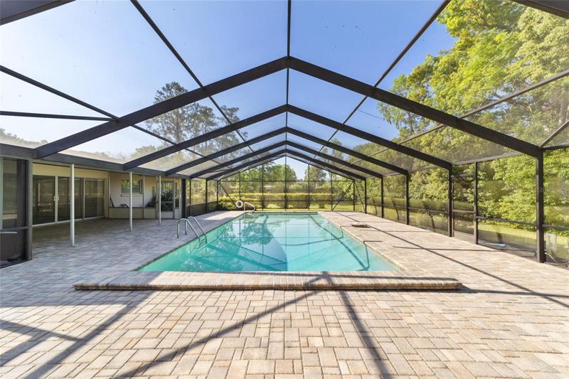 Oversized screened pool
