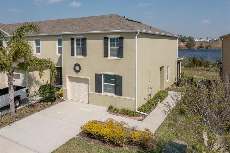Beautiful corner Townhouse and lake view.