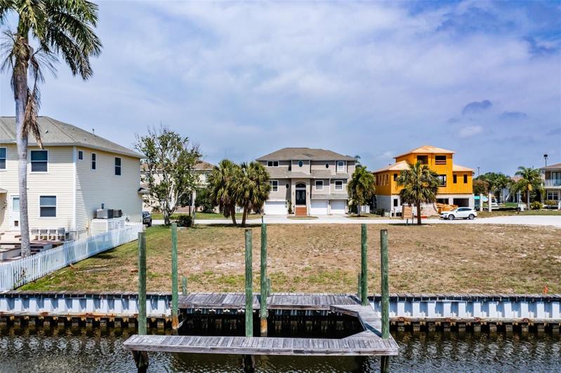 220 Manatee ln