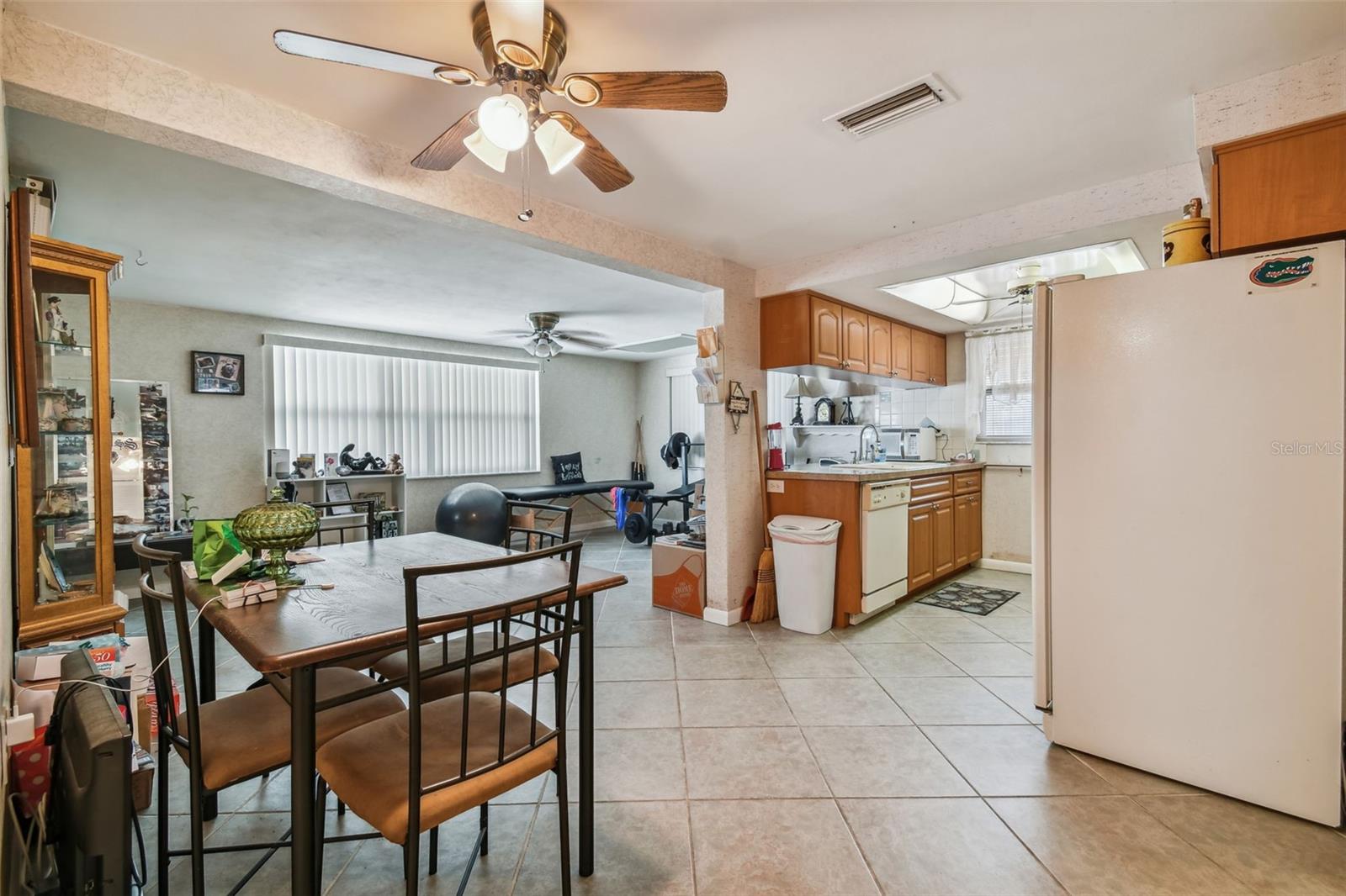 kitchen and family room combo