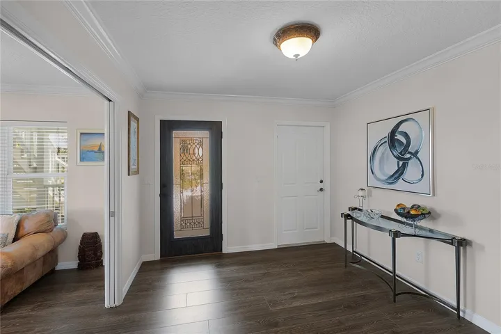 Kitchen eat-in area