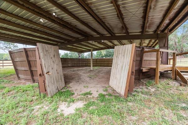 Covered Round Pen w/ lights