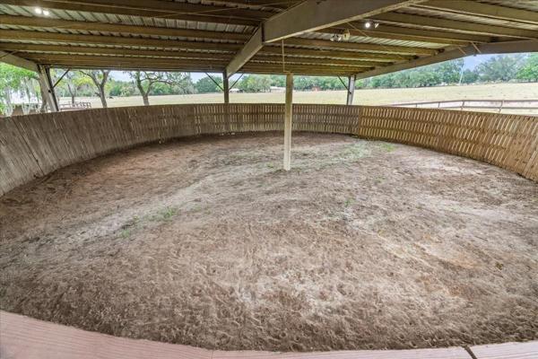 Covered Round Pen w/ Sprinkler