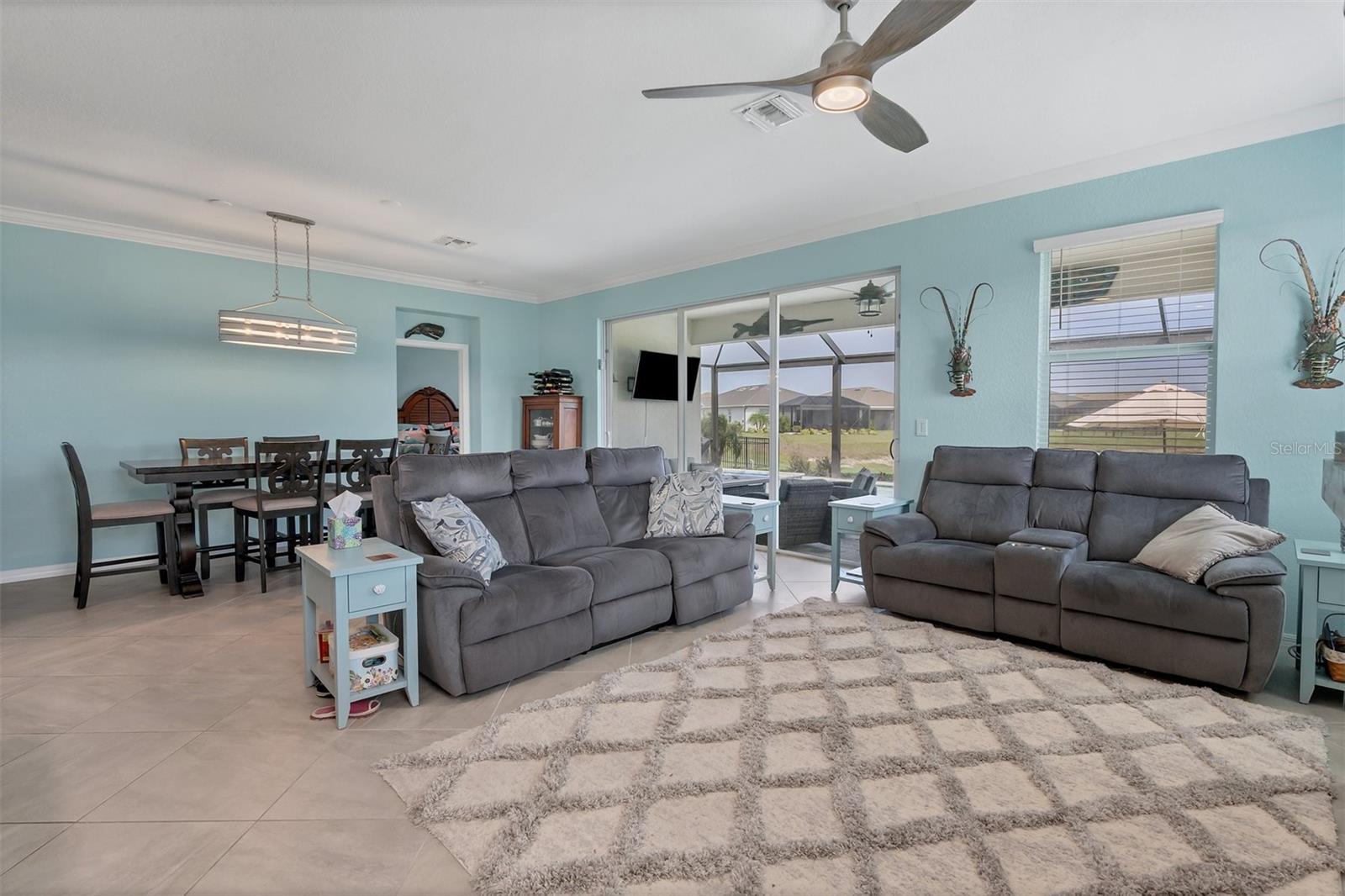 LIVINGROOM