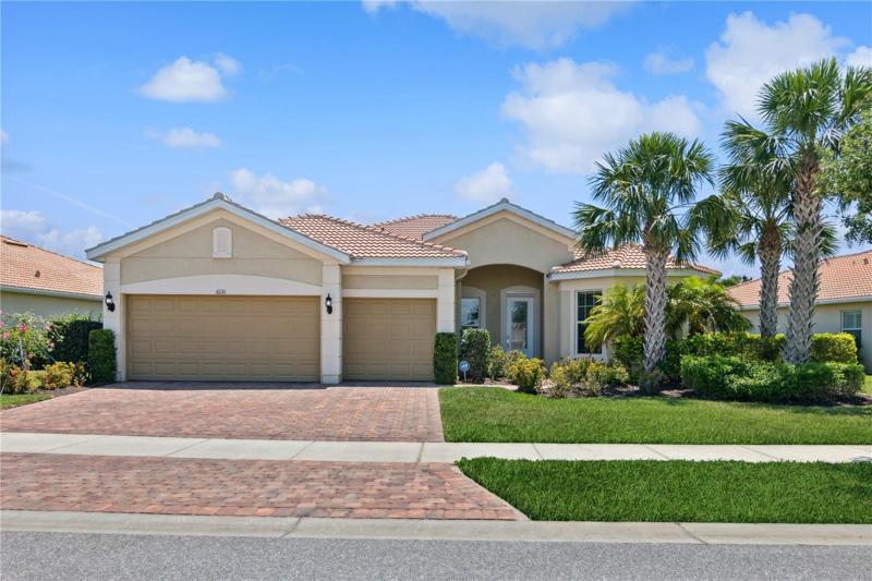 Immaculate Estate 3/3/3 with den home