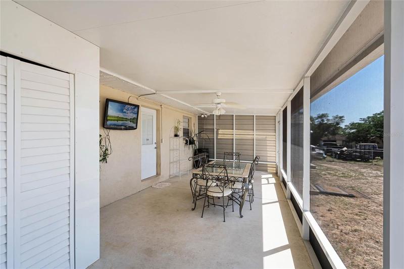 Extra Large Screened in Back Porch
