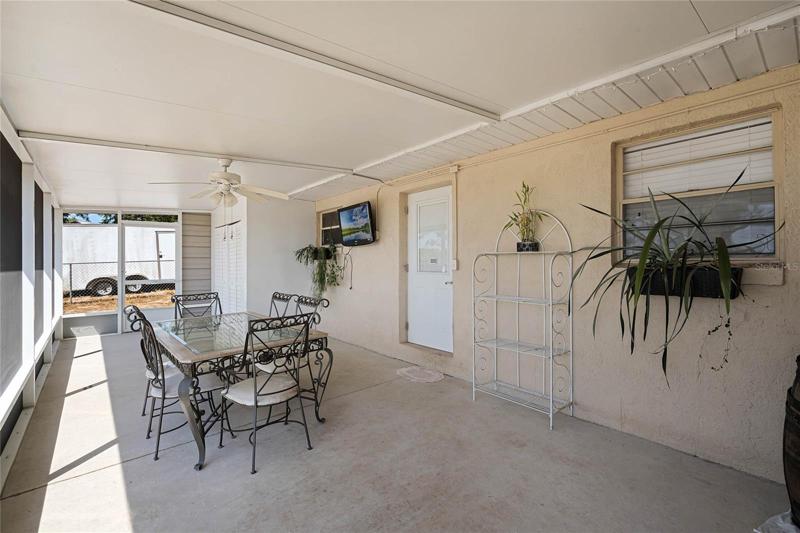 Extra Large Screened in Back Porch