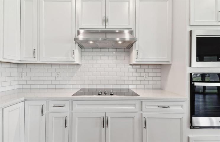 Upgraded Gourmet Kitchen w/Stovetop & Range Hood