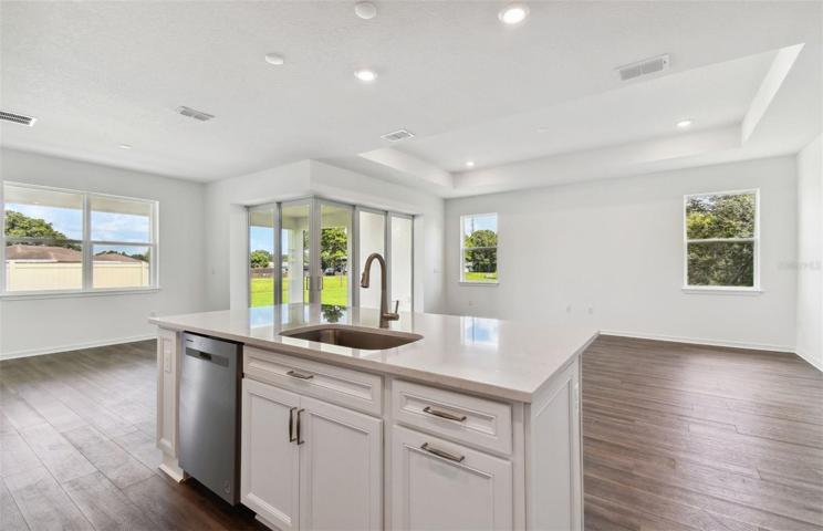 Large Center Island w/Single-Bowl Sink & Dishwasher