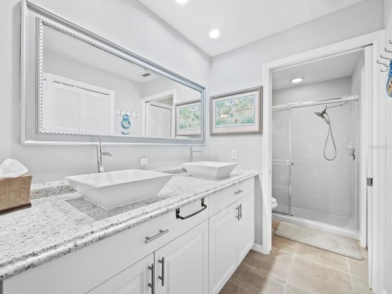 primary bath with shower, walk in closet