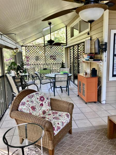 Large lanai.