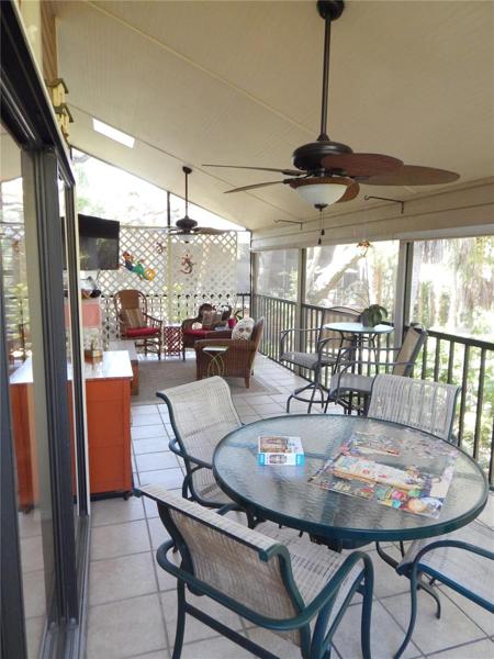 Eating area on lanai.