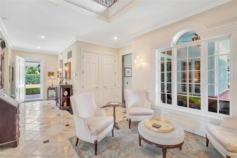 Foyer seating area & side entry