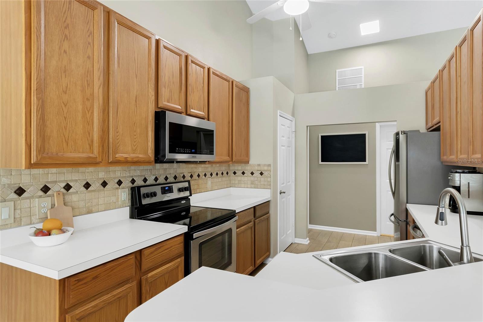 S/S appliances, bar counter, vaulted ceiling