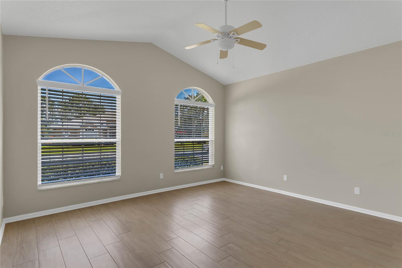 Living room separate off entryway, vaulted ceiling