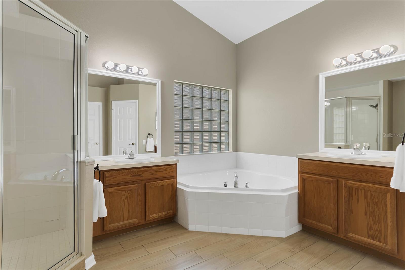 Master en-suite, separate vanities &amp; shower, garden tub, WIC