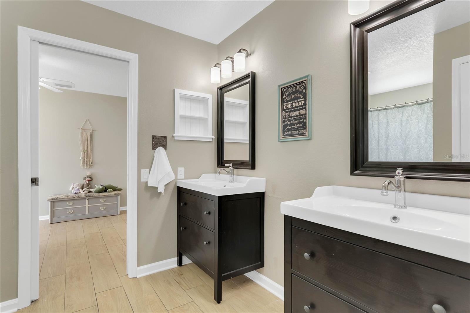Jack &amp; Jill bath, 2 vanities, tub/shower combo