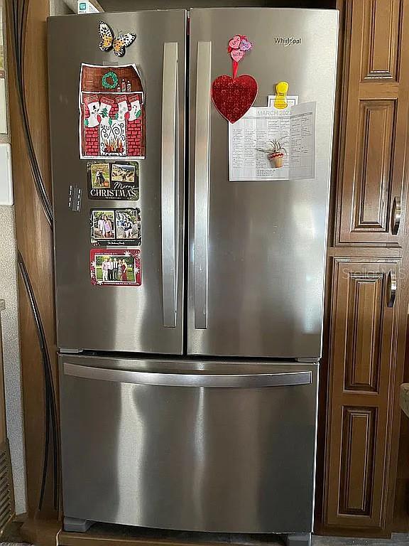 Stainless steel french door refrigerator w/water dispenser inside