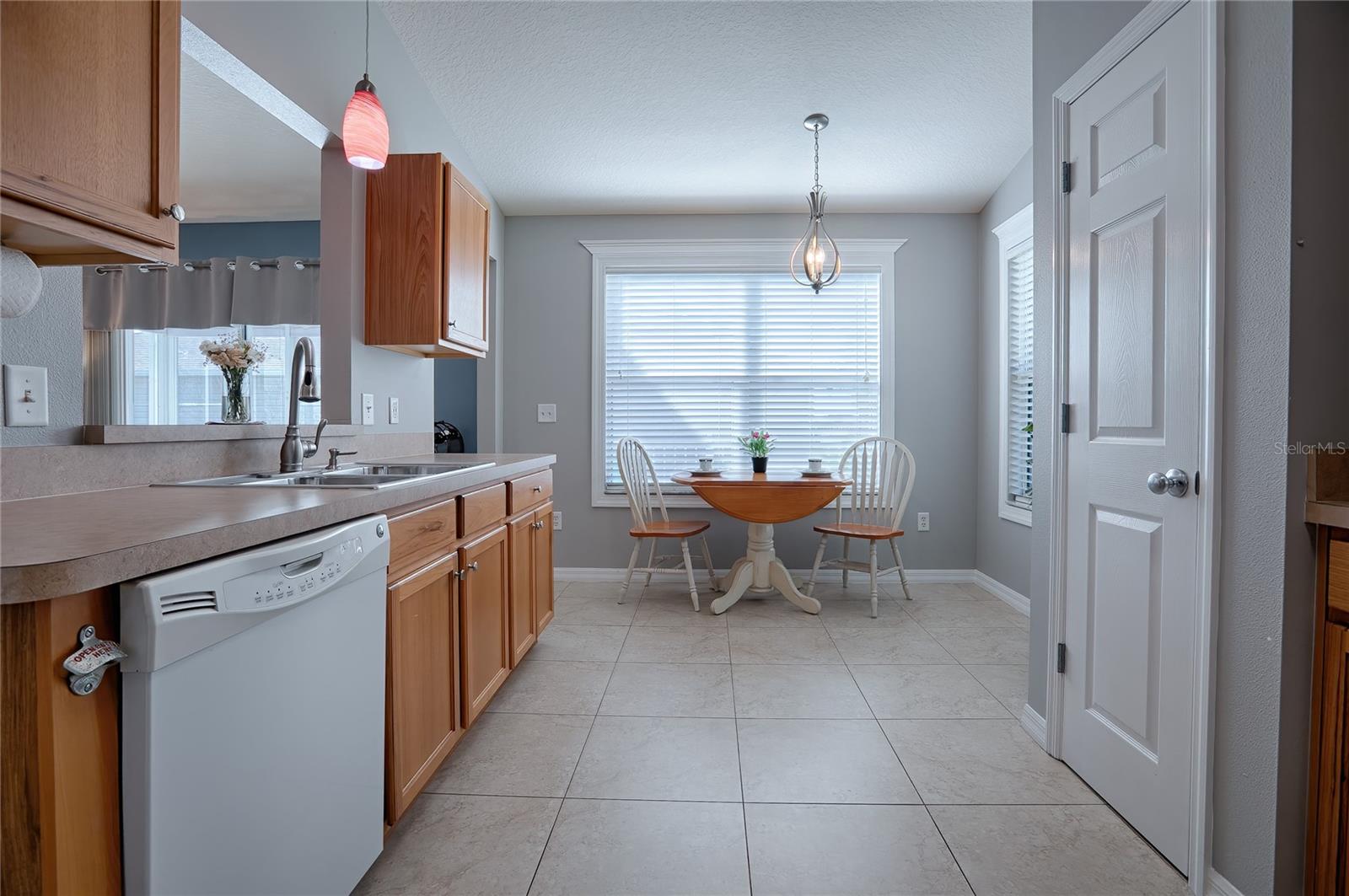 KITCHEN &amp; BREAKFAST AREA