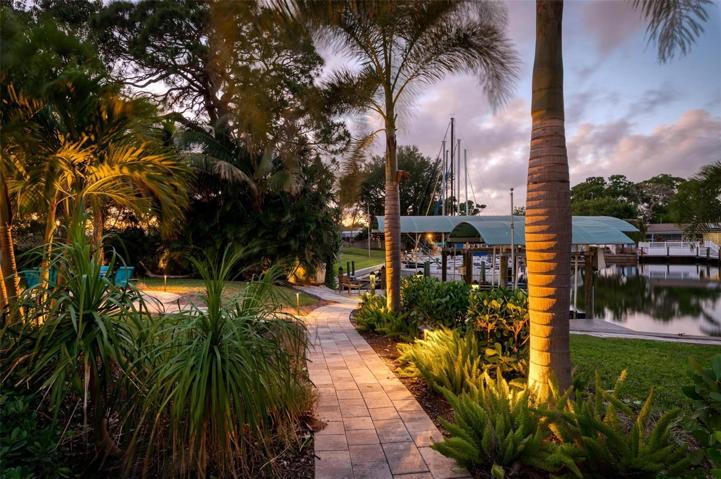 Garden path to the Docks