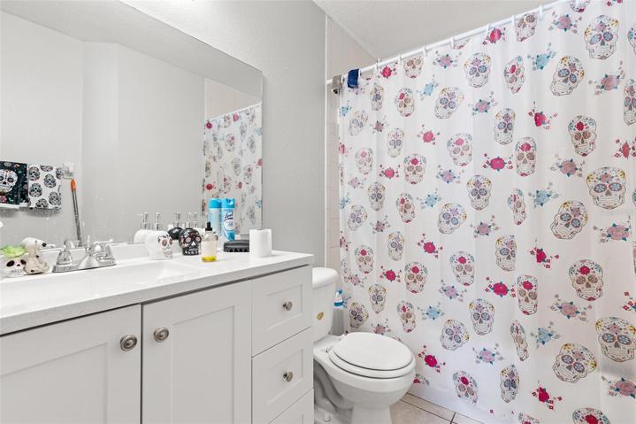 Unit B Maste Bathroom