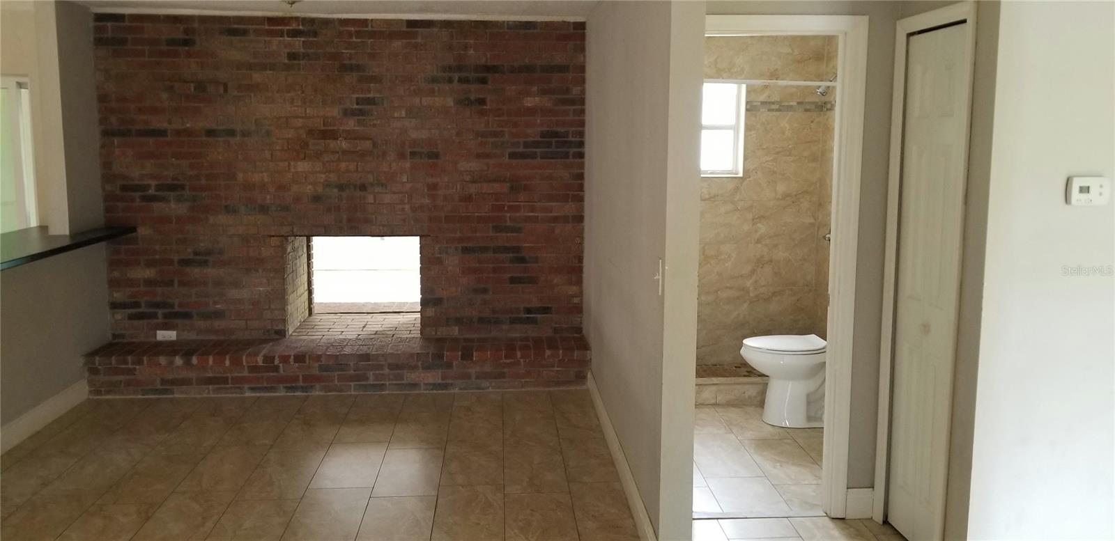 DR/Hall bath Shower no tub