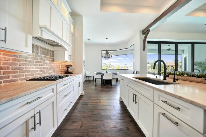 Kitchen - under and over cabinet lighting