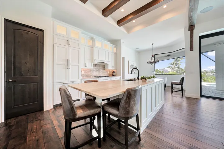 Kitchen - breakfast bar