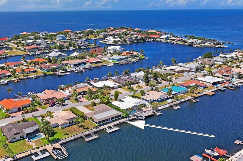 Located on the 2nd canal from the Open Gulf. 5 minutes an doyu are at sea!
